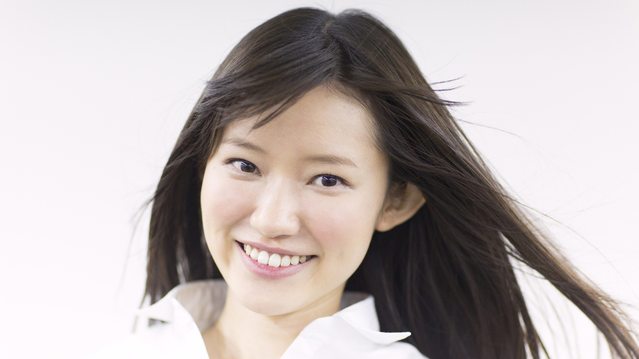 歯を見せて笑う女性