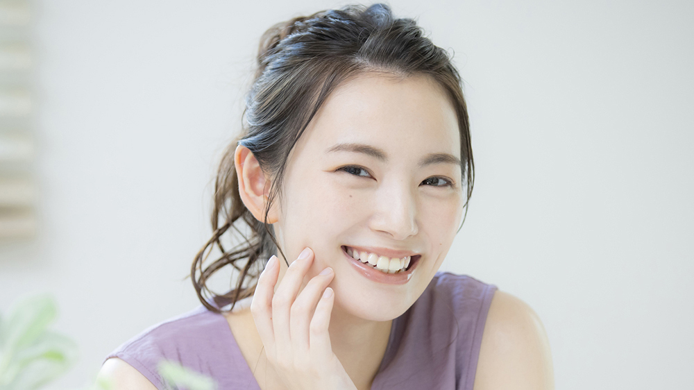 歯並びを確認する笑顔の女性